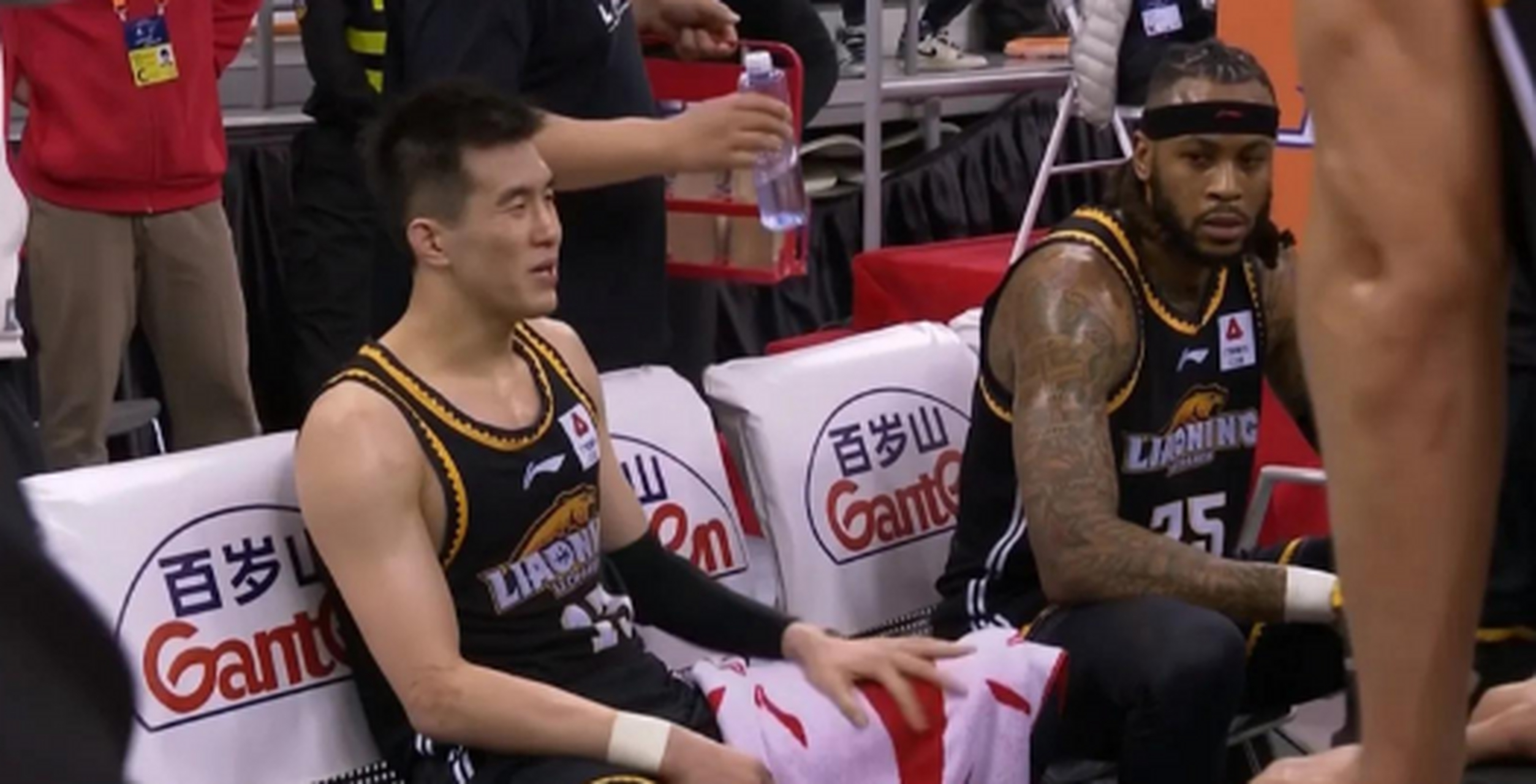 C7娱乐官方网站-上海队主场惜败，顽强表现却无法改写CBA联赛战绩的简单介绍